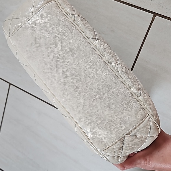 CHANEL 14S Flap Bag Crossbody Cream Leather Gold Chain CC Logo w/Box + Card - Picture 8 of 16